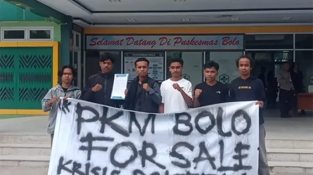 Pentolan Aliansi Pemuda dan Mahasiswa Sila (HIKMASI) Kecamatan Bolo, Kabupaten Bima, saat menggelar aksi unjuk rasa di halaman Puskesmas Bolo, Kamis (30/7/2026) pagi.
