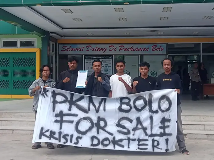 Pentolan Aliansi Pemuda dan Mahasiswa Sila (HIKMASI) Kecamatan Bolo, Kabupaten Bima, saat menggelar aksi unjuk rasa di halaman Puskesmas Bolo, Kamis (30/7/2026) pagi.