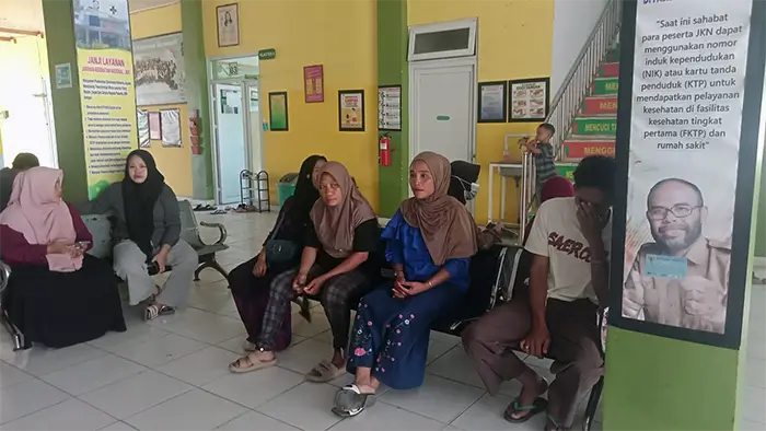Puluhan pasien mengantri untuk mendapatkan layanan di Puskesmas Soromandi Kabupaten Bima, Selasa (7/7/2026). Mereka mengeluhkan tidak tersedianya dokter yang melayani kebutuhan pemeriksaan kesehatan. Foto Fitri/ Berita11.com.