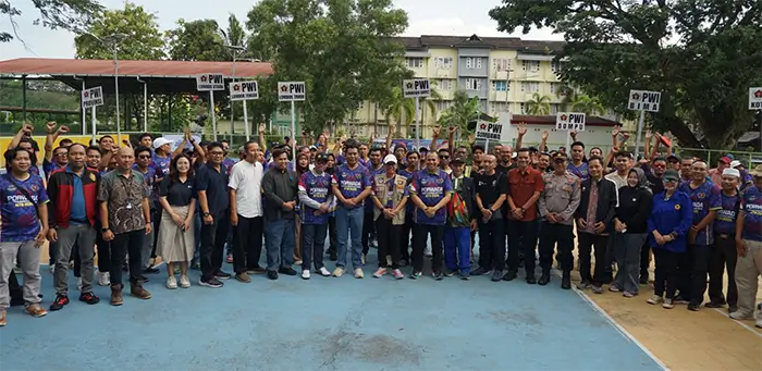 Foto bersama peserta Pekan Olahraga Wartawan Daerah (Porwada) NTB 2026, Panitia Porwada PWI Nusa Tenggara Barat (NTB) 2026, dewan juri dan anggota Forum Komunikasi Pimpinan Daeran NTB.