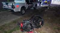 Kondisi sepeda motor korban di tempat kejadian perkara. Kondisi sepeda motor korban di tempat kejadian perkara.