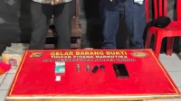 Barang bukti Narkoba dan dua warga yang diamankan polisi.