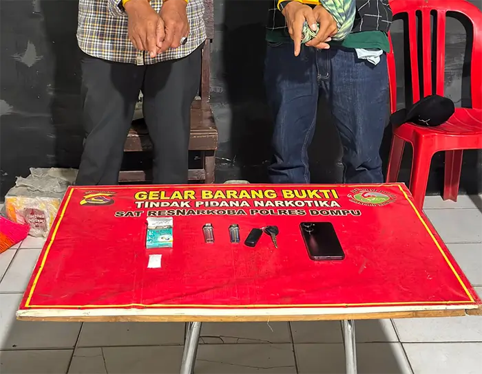 Barang bukti Narkoba dan dua warga yang diamankan polisi.