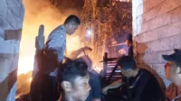 Aparat Kepolisian saat mendatangi tempat kejadian perkara kebakaran di Desa Cempi Jaya, Kecamatan Hu'u, Kabupaten Dompu, Kamis (9/7/2026) malam.