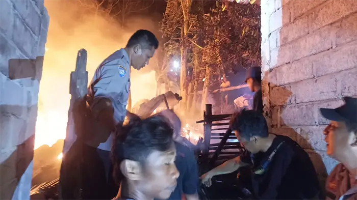 Aparat Kepolisian saat mendatangi tempat kejadian perkara kebakaran di Desa Cempi Jaya, Kecamatan Hu'u, Kabupaten Dompu, Kamis (9/7/2026) malam.