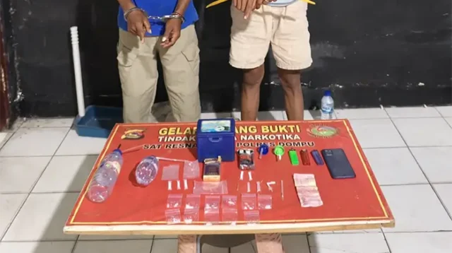 Dua terduga pengedar sabu-sabu dan barang bukti yang berhasil diamankan aparat kepolisian.