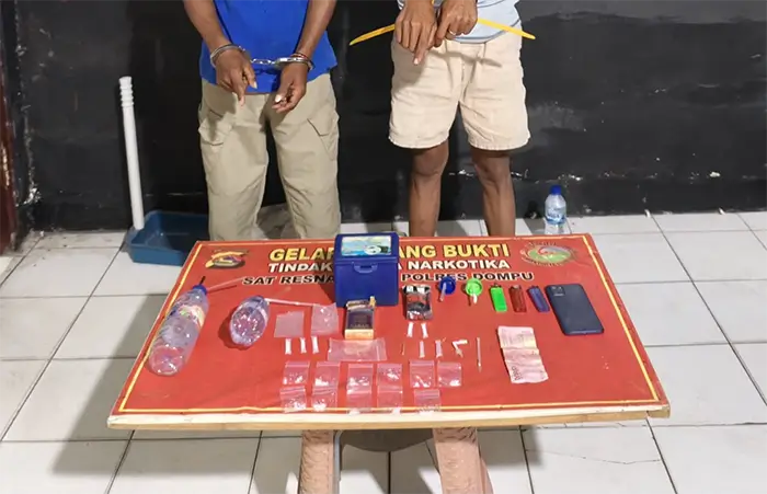 Dua terduga pengedar sabu-sabu dan barang bukti yang berhasil diamankan aparat kepolisian.
