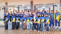 Foto bersama Ketua PBVSI Kota Bima, pengurus, atlet dan tim pelatih Bola Voli Kota Bima untuk Porprov NTB XII usai pelepasan resmi di Ponpes Baitul Ilmi Kelurahan Santi Kota Bima, Minggu (12/7/2026).