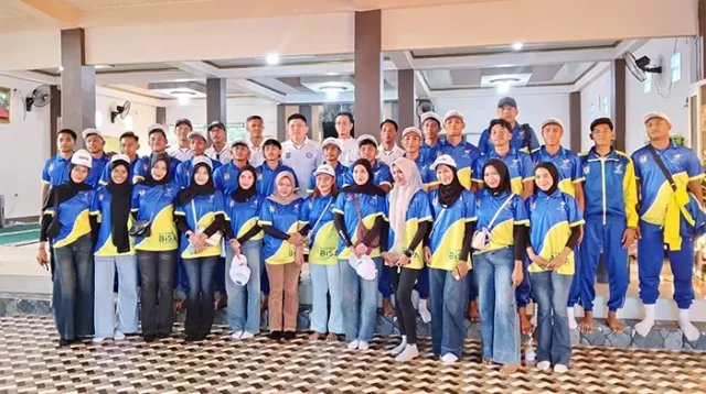 Foto bersama Ketua PBVSI Kota Bima, pengurus, atlet dan tim pelatih Bola Voli Kota Bima untuk Porprov NTB XII usai pelepasan resmi di Ponpes Baitul Ilmi Kelurahan Santi Kota Bima, Minggu (12/7/2026).