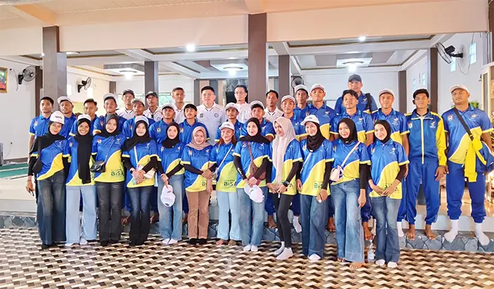 Foto bersama Ketua PBVSI Kota Bima, pengurus, atlet dan tim pelatih Bola Voli Kota Bima untuk Porprov NTB XII usai pelepasan resmi di Ponpes Baitul Ilmi Kelurahan Santi Kota Bima, Minggu (12/7/2026).