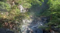 Aktivitas pengunjung di Taman Nasional Wisata Oi Marai Tambora atau yang lebih dikenal sebagai Air Terjun Bidadari Kabupaten Bima.
