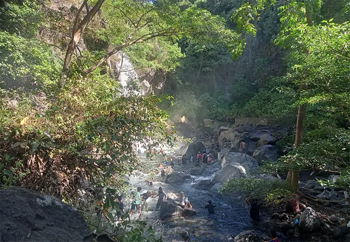 Aktivitas pengunjung di Taman Nasional Wisata Oi Marai Tambora atau yang lebih dikenal sebagai Air Terjun Bidadari Kabupaten Bima.