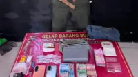 Kristal bening yang diduga sabu-sabu bruto 6,67 gram dan sejumlah barang bukti lain serta pemilik narkotika yang diamankan aparat kepolisian.