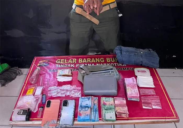 Kristal bening yang diduga sabu-sabu bruto 6,67 gram dan sejumlah barang bukti lain serta pemilik narkotika yang diamankan aparat kepolisian.