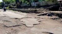 Kondisi jalan rusak di wilayah Kabupaten Bima yang sampai saat ini belum dibenahi.