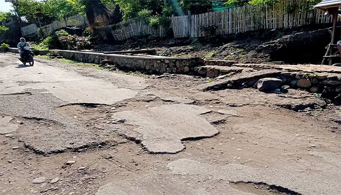 Kondisi jalan rusak di wilayah Kabupaten Bima yang sampai saat ini belum dibenahi.