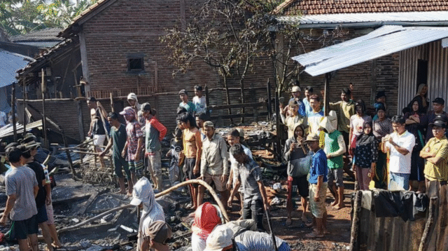 Konsentrasi warga di lokasi kebakaran di Desa Simpasai Kecamatan Lambu Kabupaten Bima, Selasa (14/7/2026) pagi.