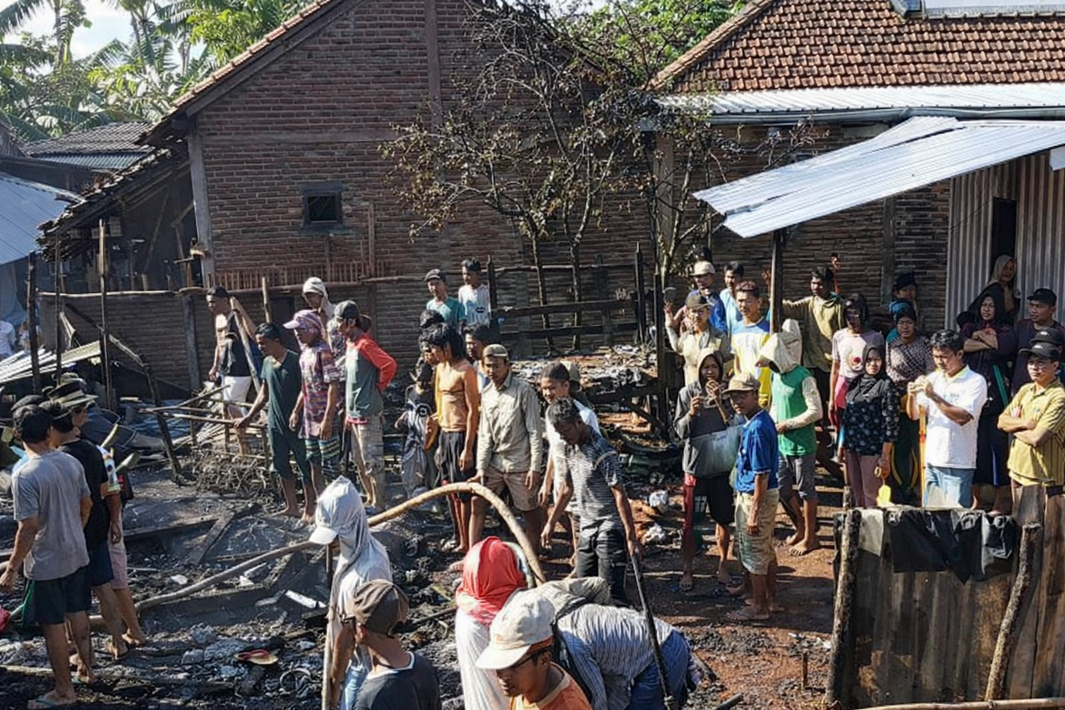 Konsentrasi warga di lokasi kebakaran di Desa Simpasai Kecamatan Lambu Kabupaten Bima, Selasa (14/7/2026) pagi.
