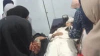Kondisi korban tabrak lari saat ditangani di Puskesmas Soromandi Kabupaten Bima, Kamis (9/7/2026). Foto Fitri/ Berita11.com.