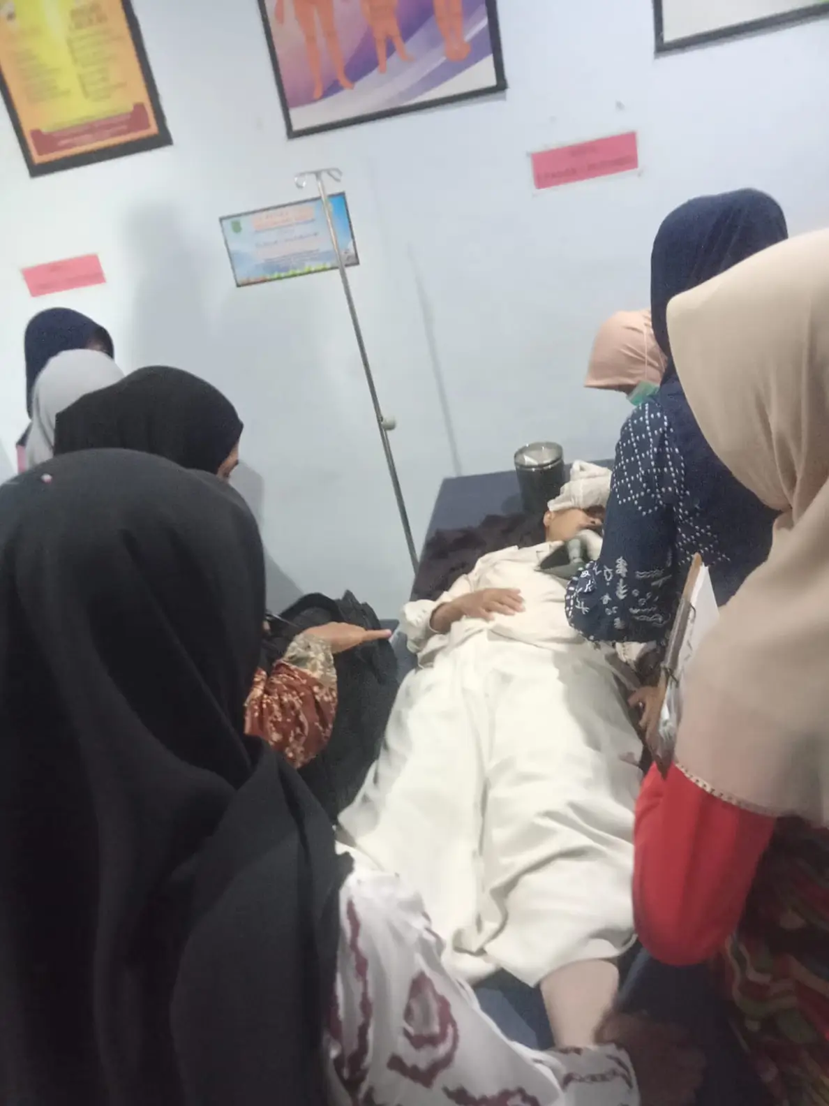 Kondisi korban tabrak lari saat ditangani di Puskesmas Soromandi Kabupaten Bima, Kamis (9/7/2026). Foto Fitri/ Berita11.com.