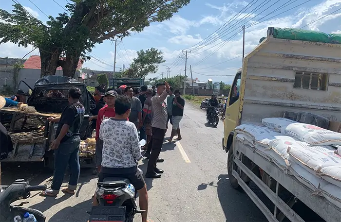 Suasana di tempat lakalantas tunggal mobil pengangkut ayam broiler di Jl Lintas Bima Sumbawa Desa Sondosia Kecamatan Bolo Kabupaten Bima, Selasa (21/7/2026).