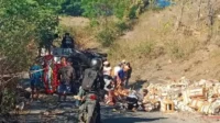 Kondisi mobil pikap yang mengangkut ventilasi terguling di tanjakan Wadu Pa'a, Desa Kananta, Kecamatan Soromandi, Kabupaten Bima, Jumat (3/7/2026) sore.
