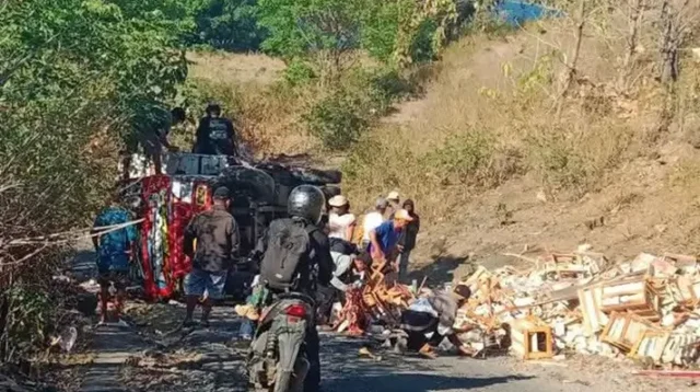 Kondisi mobil pikap yang mengangkut ventilasi terguling di tanjakan Wadu Pa'a, Desa Kananta, Kecamatan Soromandi, Kabupaten Bima, Jumat (3/7/2026) sore.