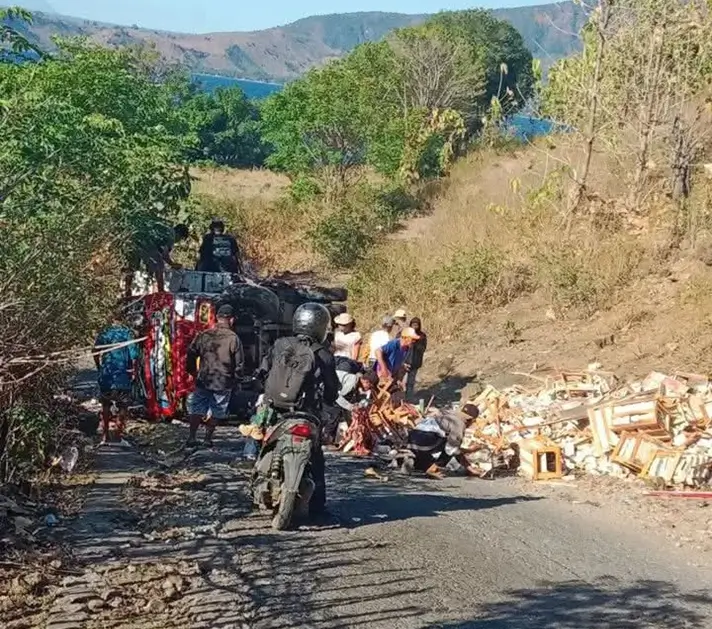 Kondisi mobil pikap yang mengangkut ventilasi terguling di tanjakan Wadu Pa'a, Desa Kananta, Kecamatan Soromandi, Kabupaten Bima, Jumat (3/7/2026) sore.