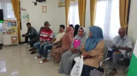 Warga mengantri di depan loket layanan Pengadilan Agama (PA) mengurus perkara pada awal Mei 2026. Foto US/ Berita11.com.