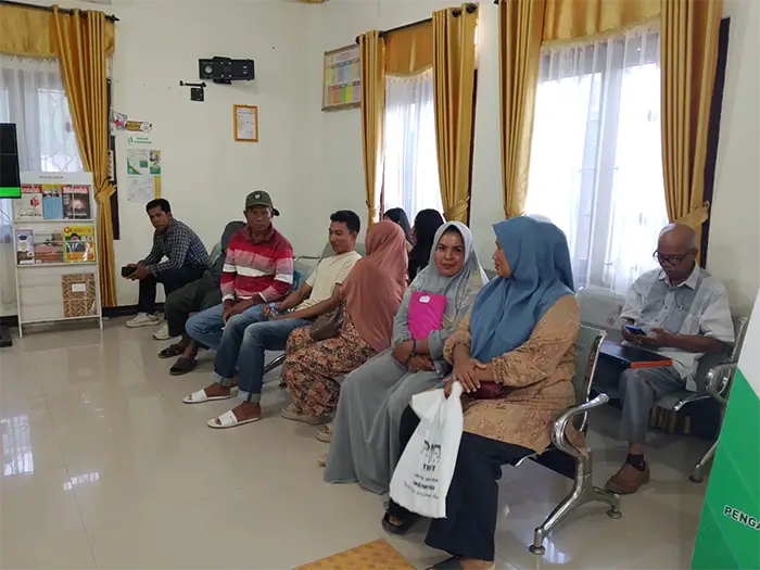 Warga mengantri di depan loket layanan Pengadilan Agama (PA) mengurus perkara pada awal Mei 2026. Foto US/ Berita11.com.