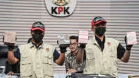 Barang bukti terkait kasus Rektor Unsoed dan belasan orang yang dipaparkan saat press conference KPK di Jakarta, Jumaat (21/8/2026).
