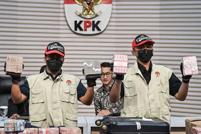 Barang bukti terkait kasus Rektor Unsoed dan belasan orang yang dipaparkan saat press conference KPK di Jakarta, Jumaat (21/8/2026).