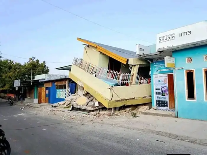 Kondisi bangunan di Nusa Tenggara Timur yang diguncang gempa bumi berkekuatan 7,7 Skala Ritcher, Sabtu (15/8/2026) pagi.