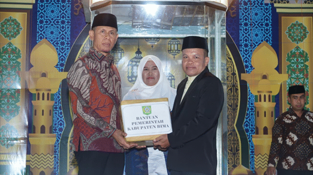 Wakil Bupati Bima, H. Irfan Zubaidy, menyerahkan bantuan di sela membuka Musabaqah Tilawatil Qur’an (MTQ) ke-20 tingkat Kecamatan Soromandi di Desa Lewintana Kecamatan Soromandi, Sabtu (8/8/2026).