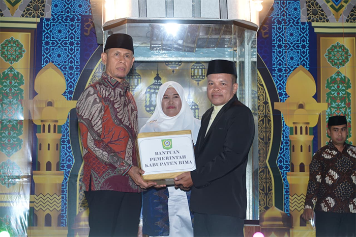 Wakil Bupati Bima, H. Irfan Zubaidy, menyerahkan bantuan di sela membuka Musabaqah Tilawatil Qur’an (MTQ) ke-20 tingkat Kecamatan Soromandi di Desa Lewintana Kecamatan Soromandi, Sabtu (8/8/2026).