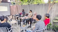 Suasana pelatihan dan diskusi optimalisasi penggunaan media sosial dan kecerdasan buatan (AI) untuk media yang digelar Aliansi Jurnalis Independen (AJI) Mataram Biro Bima di Tuk Tuk Coffee Kota Bima, Minggu (16/8/2026).