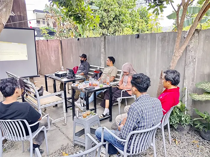 Suasana pelatihan dan diskusi optimalisasi penggunaan media sosial dan kecerdasan buatan (AI) untuk media yang digelar Aliansi Jurnalis Independen (AJI) Mataram Biro Bima di Tuk Tuk Coffee Kota Bima, Minggu (16/8/2026).