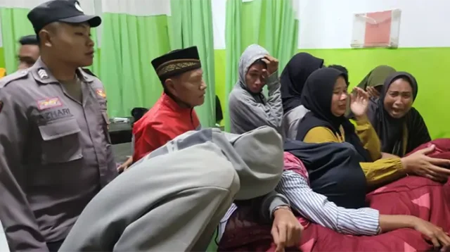 Sejumlah kerabat istri WNA asal Arab Saudi di Desa Piong Kecamatan Sanggar Kabupaten Bima menangis setelah mengetahui sang WNA meninggal dunia.