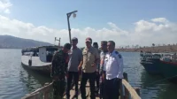 Kepala Dinas Perhubungan Kabupaten Bima, A Rifai saat meninjau calon lokasi pembangunan Dermaga Punti Kecamatan Soromandi Kabupaten Bima. Foto Ist.
