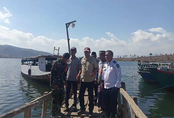 Kepala Dinas Perhubungan Kabupaten Bima, A Rifai saat meninjau calon lokasi pembangunan Dermaga Punti Kecamatan Soromandi Kabupaten Bima. Foto Ist.