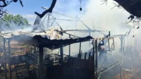 Kondisi rumah panggung 12 tiang milik warga Desa Kambilo, Kecamatan Wawo, Kabupaten Bima, yang ludes terbakar pada Sabtu (22/8/2026) siang.