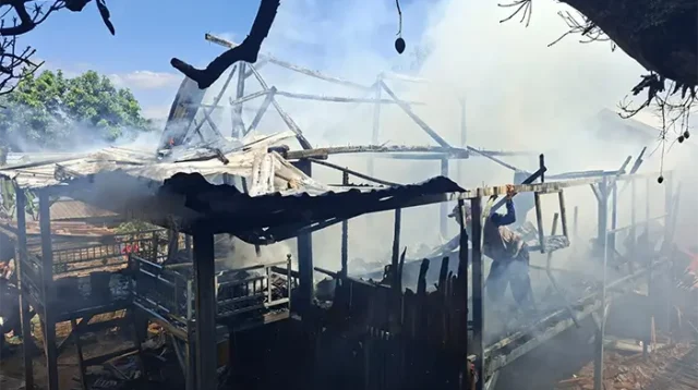 Kondisi rumah panggung 12 tiang milik warga Desa Kambilo, Kecamatan Wawo, Kabupaten Bima, yang ludes terbakar pada Sabtu (22/8/2026) siang.