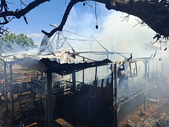 Kondisi rumah panggung 12 tiang milik warga Desa Kambilo, Kecamatan Wawo, Kabupaten Bima, yang ludes terbakar pada Sabtu (22/8/2026) siang.