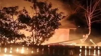 Amukan api yang membakar rumah panggung pasutri di Langgudu Kabupaten Bima dan menewaskan dua orang Sabtu (22/8/2026) dini hari.