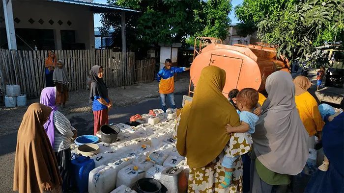 Ilustrasi. Warga di Kabupaten Bima sedang mengantre mendapatkan air bersih yang disalurkan BPBD Kabupaten Bima.