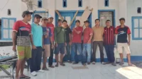 Foto bersama warga usai menyegel kantor Desa Tumpu Kecamatan Bolo. Foto bersama warga usai menyegel kantor Desa Tumpu Kecamatan Bolo.