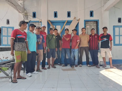 Foto bersama warga usai menyegel kantor Desa Tumpu Kecamatan Bolo.