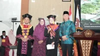 Nur Halizsah Andini didampingi ibunda tercinta foto bersama Wakil Bupati Bima, dr H Irfan Zubaidy dan Ketua STKIP Taman Siswa Bima, Assoc Prof Dr H Ibnu Khaldun Sudirman, M.Si usai dikukuhkan sebagai wisudawan terbaik, Sabtu (26/9/2026).