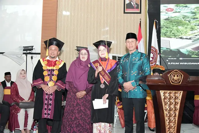Nur Halizsah Andini didampingi ibunda tercinta foto bersama Wakil Bupati Bima, dr H Irfan Zubaidy dan Ketua STKIP Taman Siswa Bima, Assoc Prof Dr H Ibnu Khaldun Sudirman, M.Si usai dikukuhkan sebagai wisudawan terbaik, Sabtu (26/9/2026).