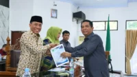 Serah terima dokumen Raperdatentang Perubahan Anggaran Pendapatan dan Belanja Daerah (APBD-P) Kabupaten Bima Tahun Anggaran 2026 dari Bupati Bima kepada legislatif.